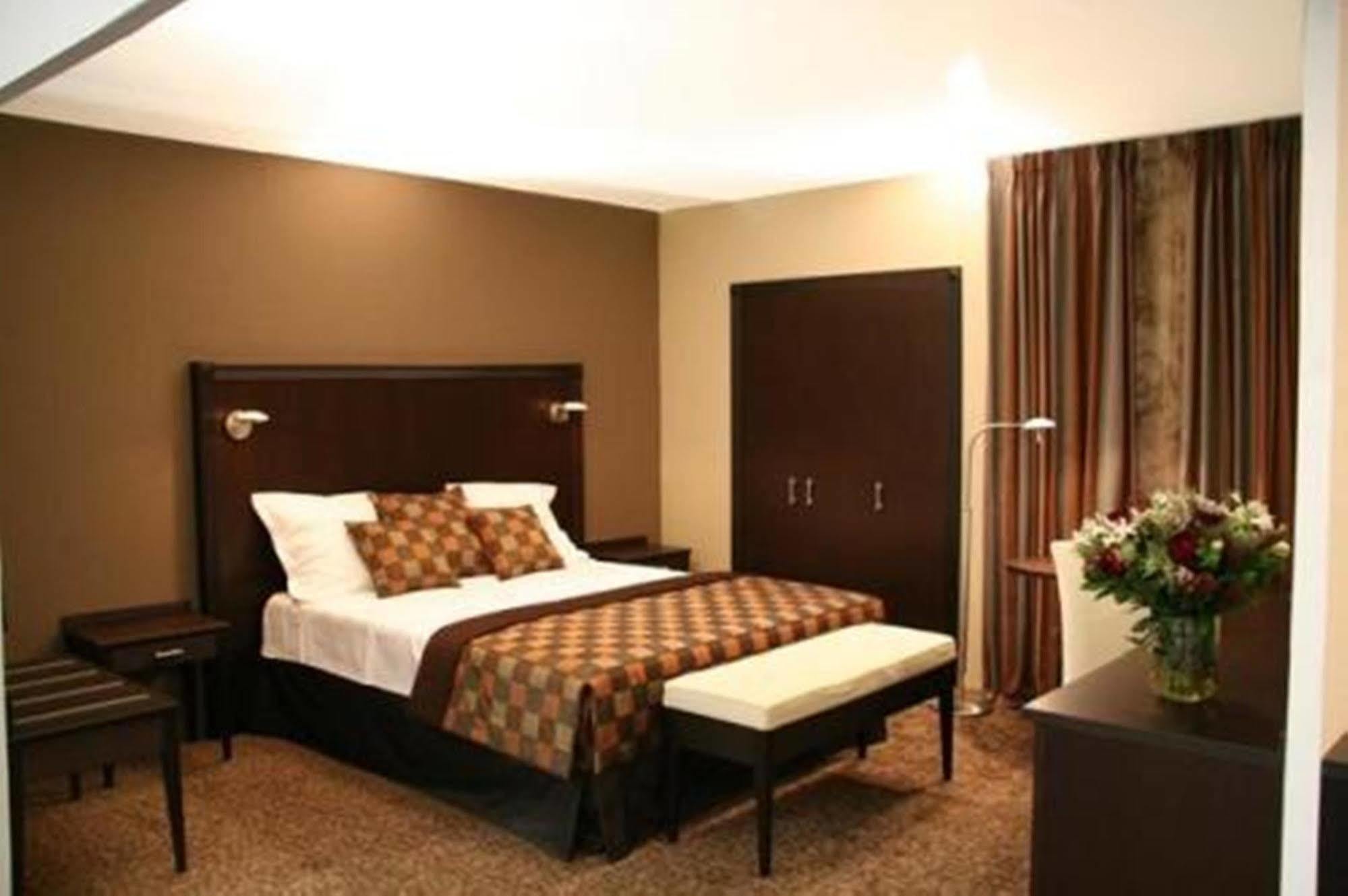 ליובן Hotel Malon מראה חיצוני תמונה